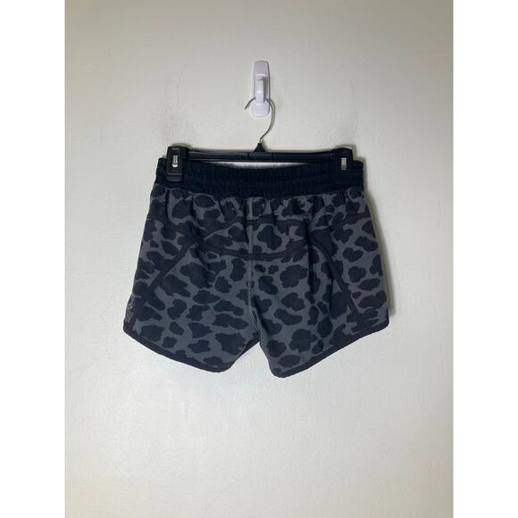 Lululemon Gray and Black Print Athletic Shorts Sz 6 - Picture 2 of 2